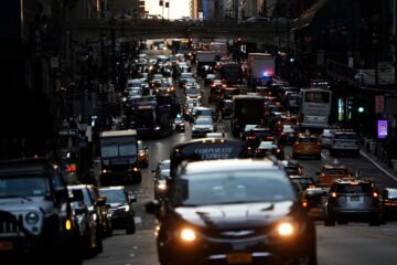 Nueva York acelera su plan para cobrar nueve dólares por acceder en coche al centro por temor a Trump