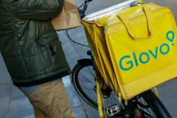 Glovo cambia de modelo laboral para evitar más conflictos, pero defiende que su operativa con autónomos es legal y aporta siete sentencias que lo respaldan