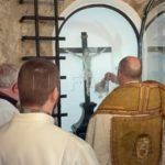 El Cristo del Puente vuelve a su lugar de descanso y protección