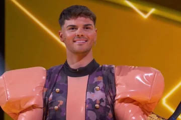 Abraham Mateo arrasa en «Mask Singer 4» y se lleva la máscara dorada como Mosca