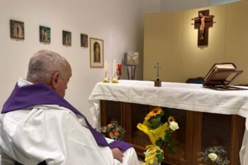 El Vaticano difunde la primera foto del papa Francisco, de espaldas, tras un mes en el hospital