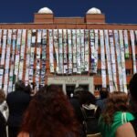 La Complutense empapela con carteles de congresos científicos la facultad de Físicas para reclamar fondos a Ayuso