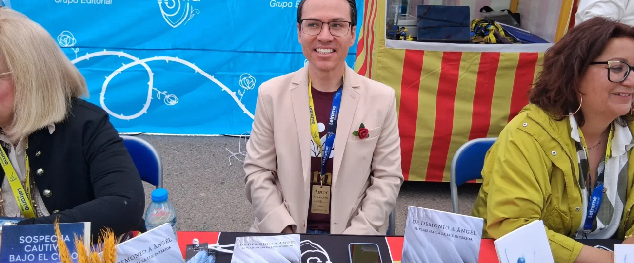 Alejandro Liceaga Moreno firma ejemplares de su libro "De demonio a ángel. El viaje hacia la luz interior" en la parada de la Editorial Letrame