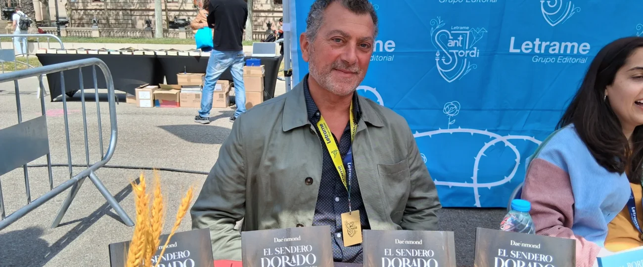 Pablo Fernández Del Campo presenta su obra “El sendero dorado” en Sant Jordi en la parada de la Editorial Letrame