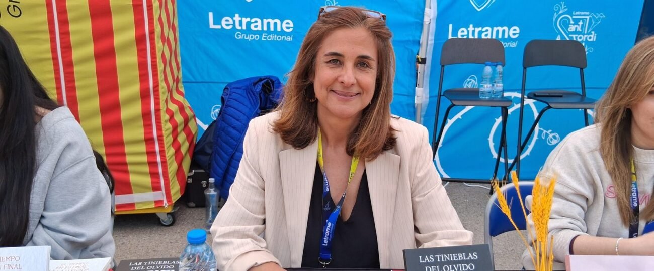 Susana Barriga Grandell firmó ejemplares de Las tinieblas del olvido en Sant Jordi 2025