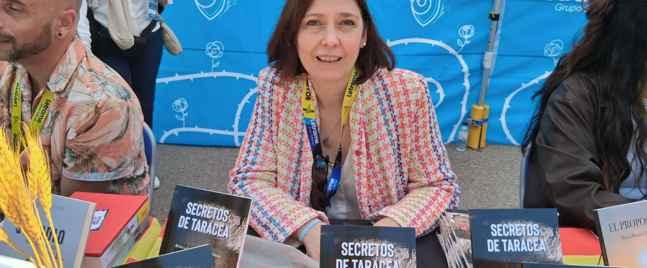 Firma de libros de Rebeca García-Noblejas Moya en la parada de la Editorial Letrame