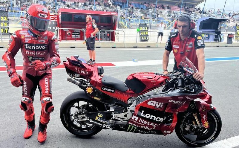 Caída y susto morrocotudo de Marc Márquez en el primer minuto del GP de Assen