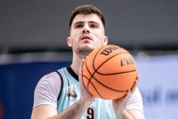 El alero Ander Urdiain sigue en el Palmer Basket