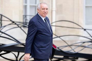 Los socialistas franceses amenazan con una moción de censura al Gobierno de Bayrou por la reforma de las pensiones