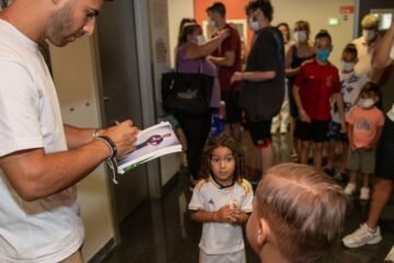 Marco Asensio visita el área de Oncología Pediátrica de Son Espases