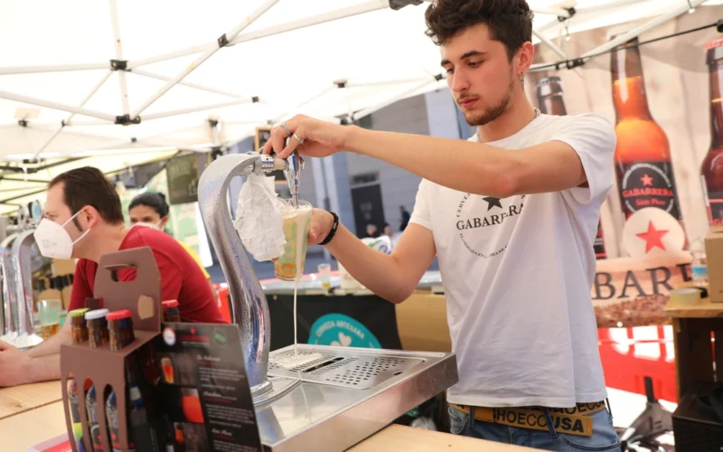 «Ofertones» veraniegos en hostelería: estos son algunos de los anuncios de trabajo que buscan camareros