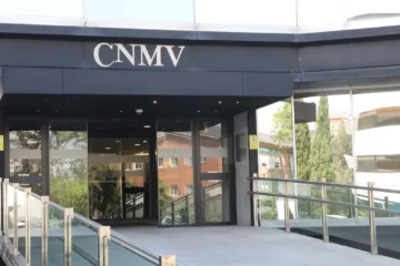La CNMV estudia suspender la cotización del BBVA y el Sabadell este martes hasta que el Consejo de Ministros se pronuncie sobre la OPA