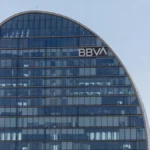 La cúpula del BBVA ve factible seguir adelante con la opa al Sabadell, pero tantea a los accionistas
