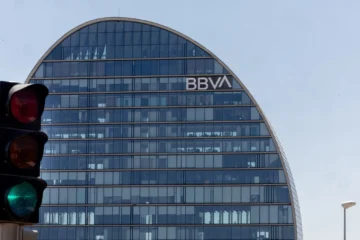 La cúpula del BBVA ve factible seguir adelante con la opa al Sabadell, pero tantea a los accionistas