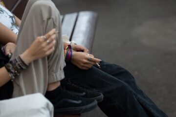 Sanidad quiere prohibir fumar a menos de 15 metros de parques infantiles, centros sanitarios y edificios públicos