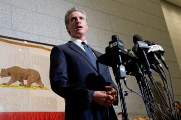 El Gobernador de California demanda por difamación a Fox News tras una misteriosa llamada con Donald Trump