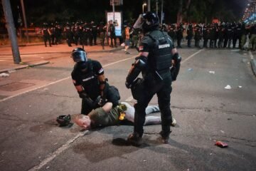 Las protestas contra el Gobierno dejan varios heridos en Serbia