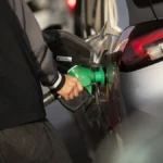 El precio del petróleo se relaja, pero los carburantes se disparan