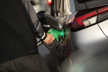 El precio del petróleo se relaja, pero los carburantes se disparan
