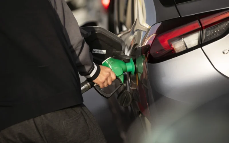 El precio del petróleo se relaja, pero los carburantes se disparan