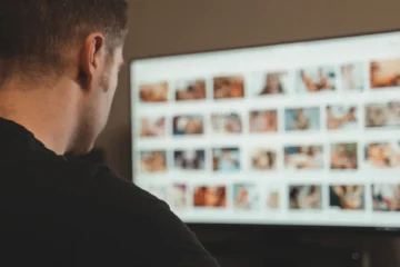 «Te grabamos y lo subimos a YouPorn»: así es el chantaje sexual que asusta a los jóvenes
