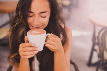 ¿Bebe café por la noche y duerme bien? Hay una explicación