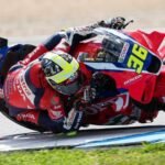 Joan Mir acaba la carrera en la segunda vuelta porque Álex Márquez lo tira