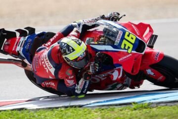 Joan Mir acaba la carrera en la segunda vuelta porque Álex Márquez lo tira