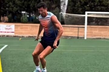Robert Lewandowski, delantero del Barcelona, se machaca en el campo del Santa Ponça