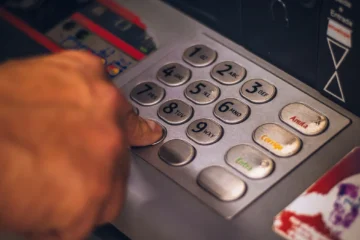Gran noticia para los mayores: cajeros automáticos más accesibles