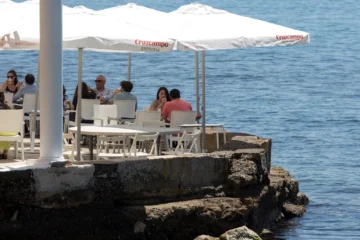 Le cobran 7 euros de propina en un restaurante de Málaga sin avisarle: «Me quedé de piedra»