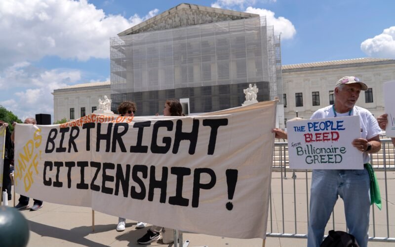 Un juez sortea la sentencia del Supremo de EE UU y suspende la aplicación del decreto de Trump contra la ciudadanía por nacimiento