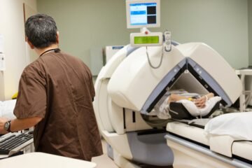 Muere en Nueva York un hombre arrastrado en una máquina de resonancia magnética por la cadena metálica que llevaba en el cuello