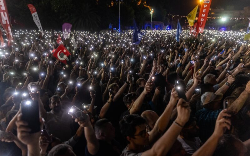 Turquía detiene a otros tres alcaldes de la oposición socialdemócrata