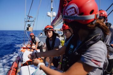 Un velero en busca de náufragos se enfrenta a leyes cada vez más duras para las ONG en el Mediterráneo central