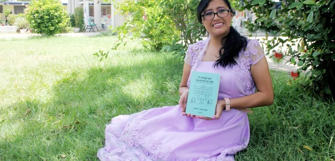 La escritora Lynette Zuleyma Lázaro Apáez debuta con un libro que da voz a jóvenes en busca de consuelo y fe