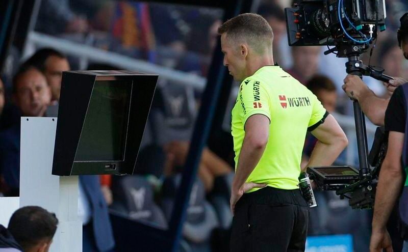 Novedades con el VAR en LaLiga: menos intervencionista y con un cuerpo específico de árbitros