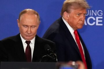 Protestas, esperanza, escepticismo (y una gigantesca bandera de Ucrania) en Anchorage para Putin y Trump