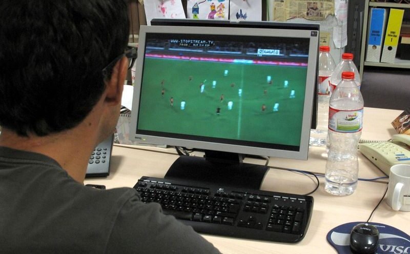 ¿Me pueden multar por ver fútbol pirata en mi casa?
