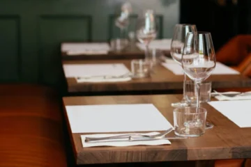 6 cosas que la gente de clase media-baja hace en los restaurantes sin darse cuenta de la impresión que causan