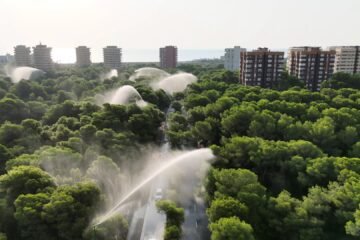 De la pirojardinería a los cañones de agua: así se defienden las zonas pobladas de los incendios forestales