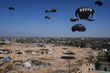 La ayuda que Europa lanza a Gaza desde el aire, “ineficiente” y “cosmética”