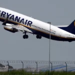 Condenado a 225 horas de servicio comunitario por liarla en un vuelo de Ryanair