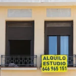 El trasvase masivo al alquiler de temporada para esquivar la Ley de Vivienda encarece el arrendamiento residencial en más de un 10%