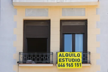 El trasvase masivo al alquiler de temporada para esquivar la Ley de Vivienda encarece el arrendamiento residencial en más de un 10%