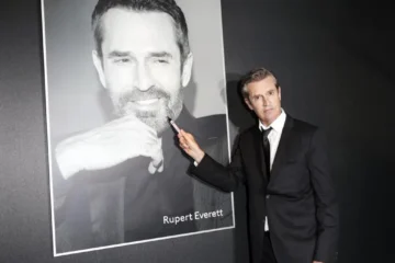 Rupert Everett denuncia haber sido despedido de ‘Emily en París’ sin ninguna explicación