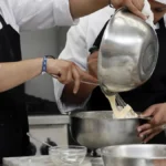Un cocinero en España le pide a su jefe unos días de vacaciones y su respuesta incendia las redes: «Busca a alguien y le pagas»