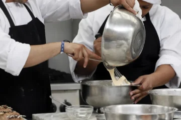 Un cocinero en España le pide a su jefe unos días de vacaciones y su respuesta incendia las redes: «Busca a alguien y le pagas»