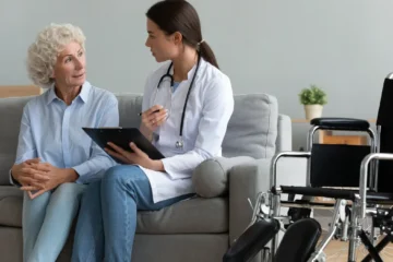 El 44% de los jóvenes cuenta con seguro de salud, pero solo un cuarto se lo paga de su bolsillo
