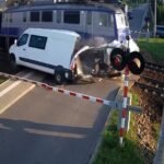 Furgoneta atrapada en cruce ferroviario choca con tren en Polonia